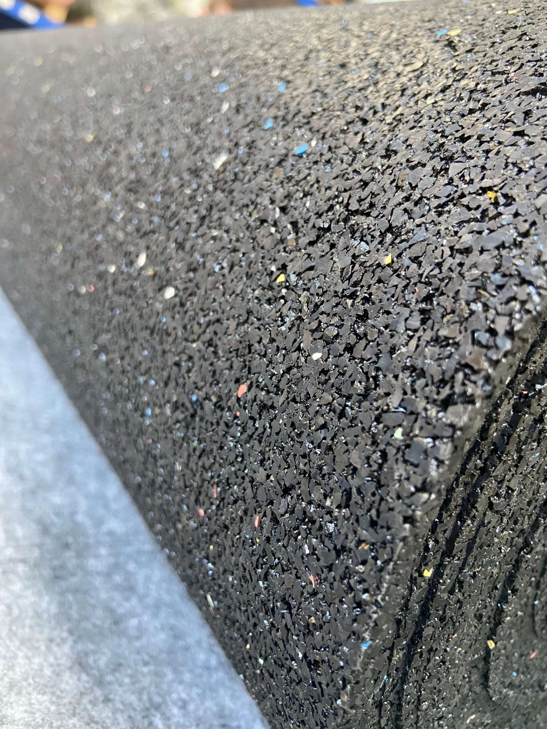 Mata gumowa z regranulatu MIX 860kg/m3 8 mm SCP szerokość 1 m - obrazek 2