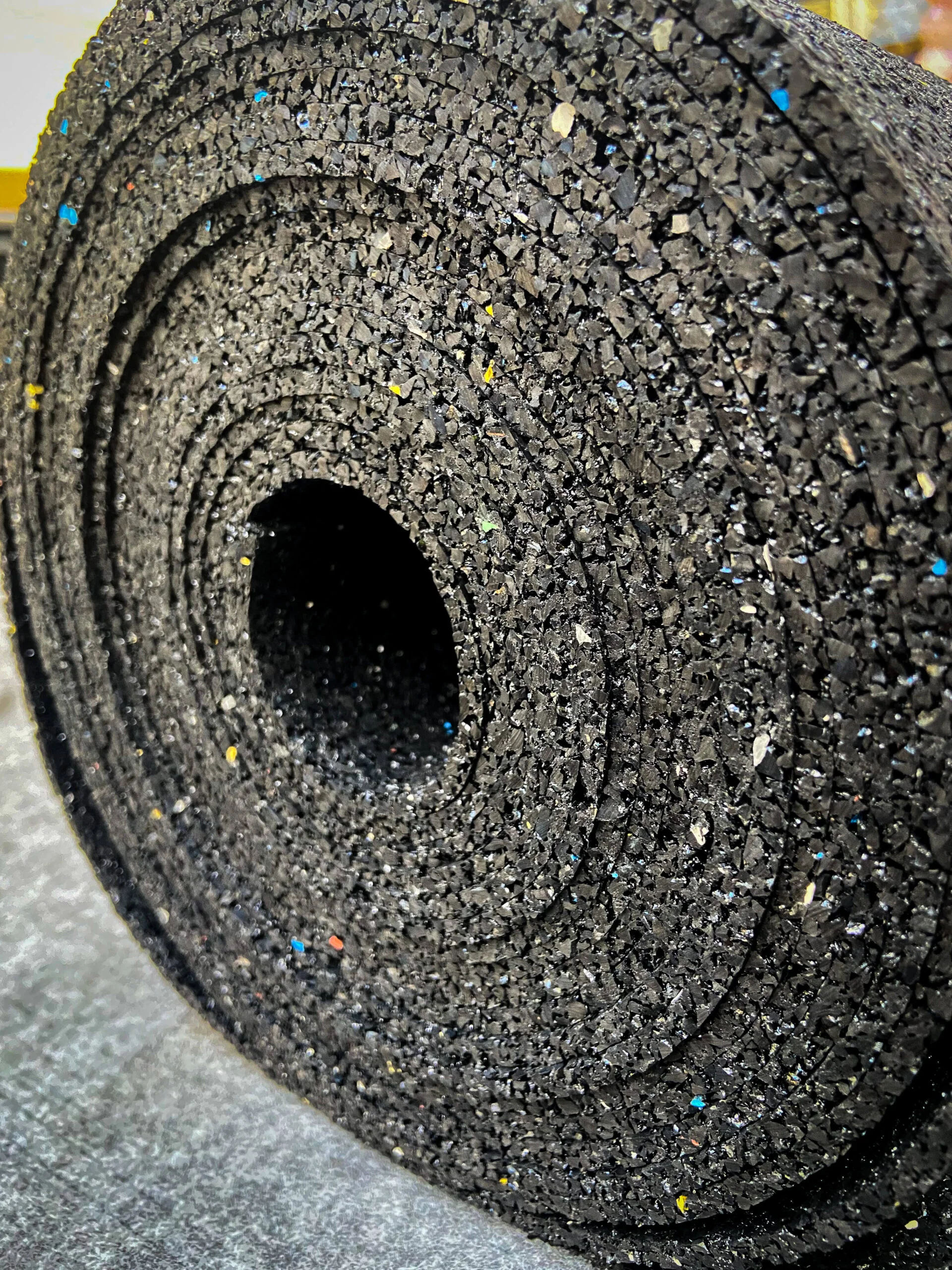 Mata gumowa z regranulatu MIX 860kg/m3 8 mm SCP szerokość 1 m - obrazek 3