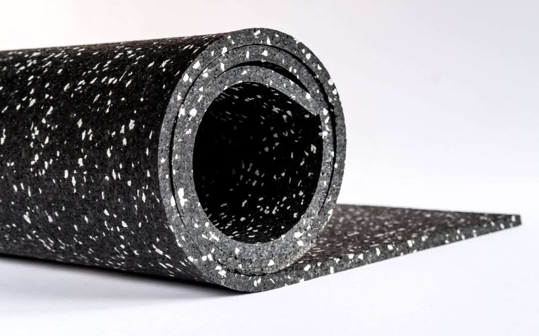 Mata fitness z regranulatu 1050kg/m3 8 mm SCP szerokość 1,25 m z wtrąceniem 10% biały EPDM