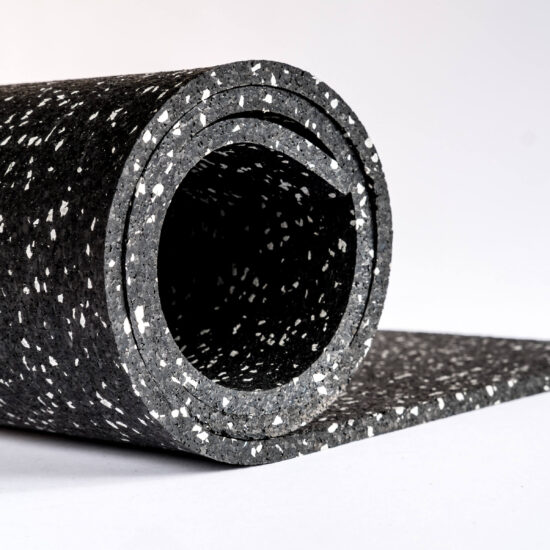 Mata fitness z regranulatu 1050kg/m3 8 mm SCP szerokość 1,25 m z wtrąceniem 10% biały EPDM