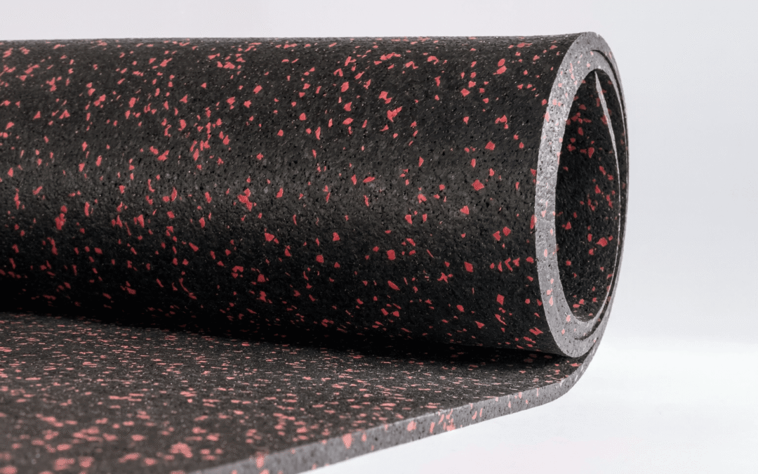 Mata fitness z regranulatu 1050kg/m3 6 mm SCP szerokość 1,25 m z wtrąceniem 5% czerwony EPDM