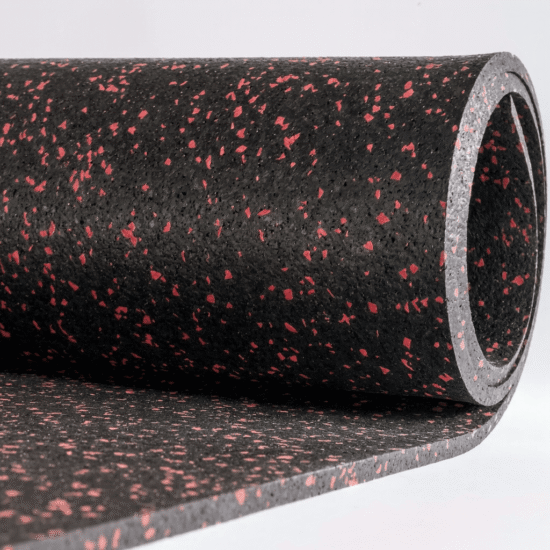 Mata fitness z regranulatu 1050kg/m3 6 mm SCP szerokość 1,25 m z wtrąceniem 5% czerwony EPDM